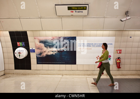 Adshells, Werbetafeln und hinterleuchtete Plakat und Design auf der Straße von London UK. Stockfoto