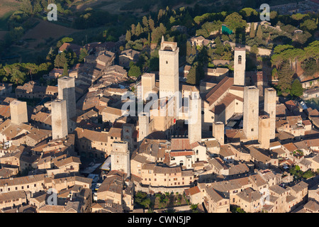 LUFTAUFNAHME. Mittelalterliche Stadt auf einem Hügel mit ihren vielen Türmen, die vor Jahrhunderten von reichen Familien erbaut wurden. San Gimignano, Provinz Siena, Toskana, Italien. Stockfoto