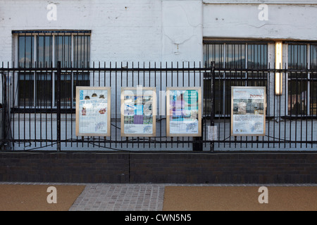 Adshells, Werbetafeln und hinterleuchtete Plakat und Design auf der Straße von London UK. Stockfoto