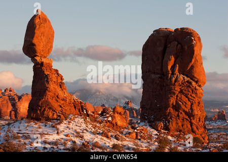 Der Sonnenuntergang leuchtet auf Balanced Rock, einem roten Sandstein-Hoodoo im Arches National Park. Grand County, Utah, USA. Stockfoto