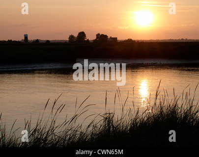 Sonnenuntergang über dem Fluß Waveney nahe Burgh Castle, Norfolk Broads, UK Stockfoto
