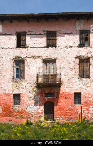 Fassade der eine alt und verfallenden zweistöckigen Steinhaus auf Pilion Halbinsel, Thessalien, Griechenland Stockfoto