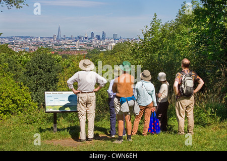 London, Ehre Eiche mit Blick auf die Skyline der Stadt von One Tree Hill Stockfoto