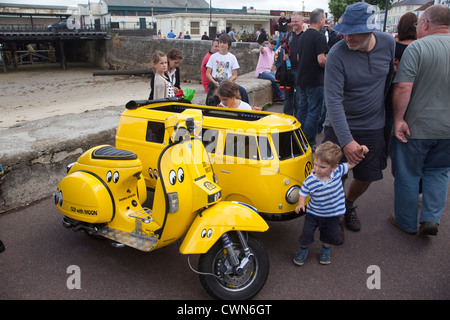 Vespa mit Beiwagen VW Campervan International Scooter Rally Isle Of Wight England UK Stockfoto