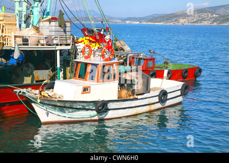 Türkische Angelboote/Fischerboote in Kusadasi, Türkei gebunden. Stockfoto