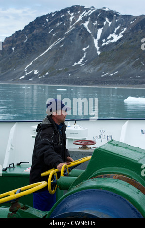 Kreuzfahrtschiff in Magdalenefjord, Arktis, Spitzbergen, Svalbard verankert Stockfoto