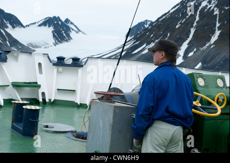 Kreuzfahrtschiff in Magdalenefjord, Arktis, Spitzbergen, Svalbard verankert Stockfoto