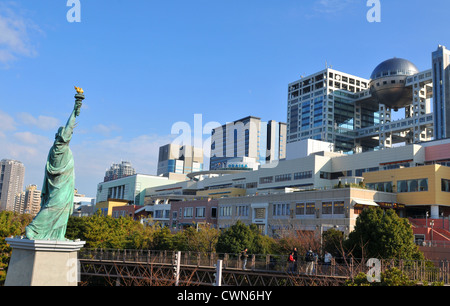 Tokyo, Japan - 2. Januar 2012: Aqua City ist eine groß angelegte Einkaufs- und Unterhaltungskomplex befindet sich mitten im Stadtteil Odaiba Stockfoto