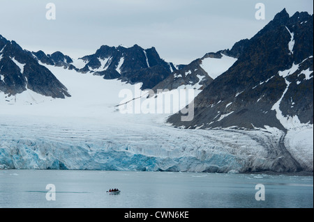 Zodiac cruise vor dem Gletscher Magdalenefjord, Arktis, Spitzbergen, Svalbard Stockfoto