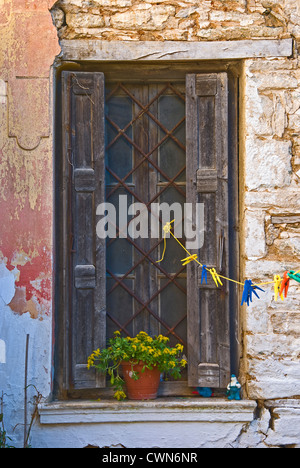 Verwitterte Fenster ein altes Steinhaus auf Pilion Halbinsel, Thessalien, Griechenland Stockfoto
