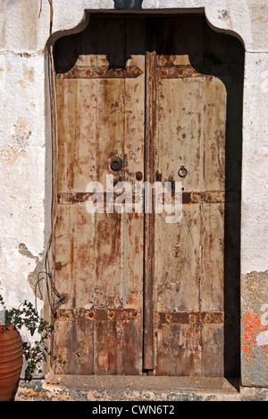 Verwitterte Holztür ein altes Steinhaus auf Pilion Halbinsel, Thessalien, Griechenland Stockfoto