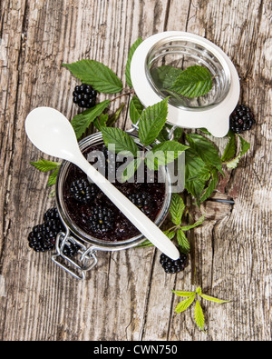 Brombeermarmelade mit frischen Früchten isoliert auf weiss Stockfoto