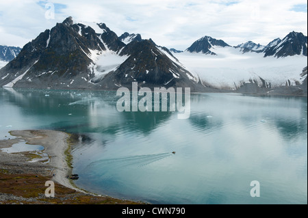 Schlauchboote in Magdalenefjord, Arktis, Spitzbergen, Svalbard Stockfoto