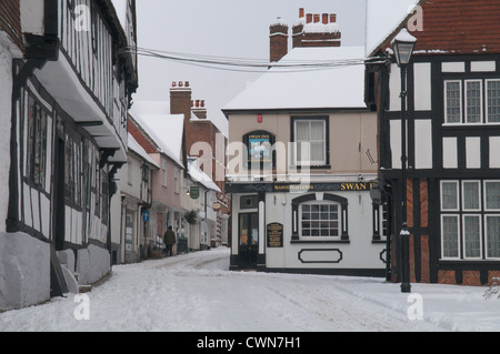 Schnee im Dezember. South Street führt zu Red Lion Street, Midhurst, West Sussex, UK. South Downs National Park. Stockfoto