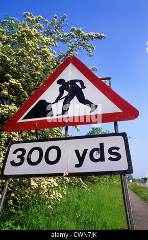 Straßenbauarbeiten Warnzeichen für Baumaßnahmen in Straße 300 Yards vor Großbritannien Stockfoto