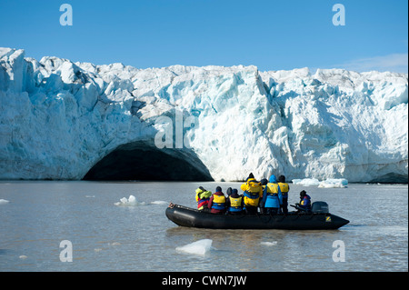Zodiac cruise vor einer Eishöhle am Lilliehoek Gletscher, Arktis, Spitzbergen, Svalbard Stockfoto