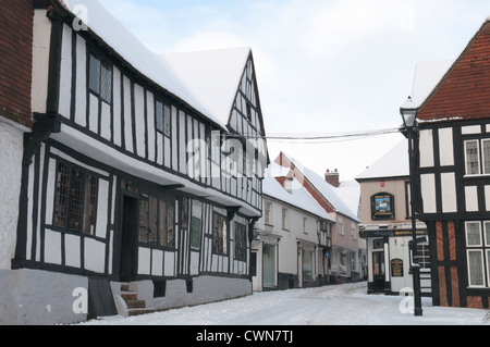 Schnee im Dezember. South Street führt zu Red Lion Street, Midhurst, West Sussex, UK. South Downs National Park. Stockfoto