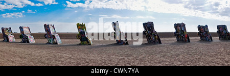 Einen Panoramablick über die Cadillac Ranch direkt an der alten Route 66 in Amarillo, Texas. Stockfoto