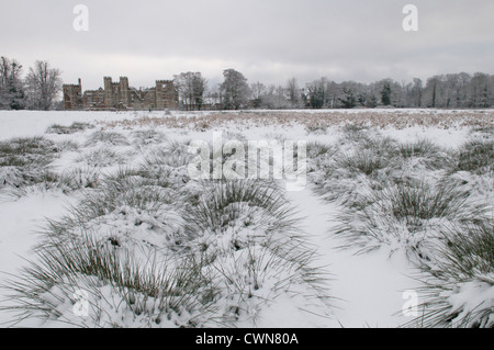 Cowdray Ruinen, vorne neben Damm aus gesehen. Schnee im Dezember. Midhurst, West Sussex, UK. South Downs National Park. Stockfoto