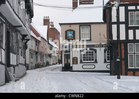 Schnee im Dezember. South Street führt zu Red Lion Street, Midhurst, West Sussex, UK. South Downs National Park. Stockfoto