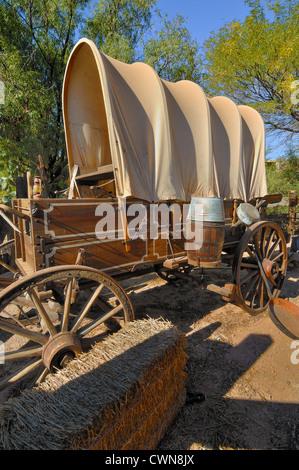 Planwagen, auch bekannt als Prärie-Schoner, ist eine kulturelle Ikone des amerikanischen Wilden Westens. Stockfoto