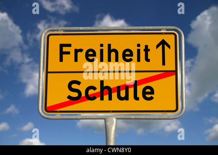 Deutsche Straße Zeichen Schule und Freiheit mit blauem Himmel und weißen Wolken Stockfoto