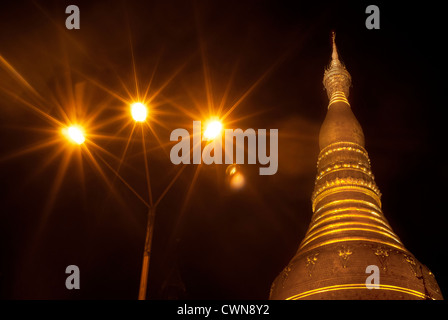 Oberen Teil der Shwedagon Pagode während der Nachtzeit Stockfoto