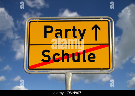 Deutsche Straße Zeichen Schule und Party mit blauen Himmel und weiße Wolken Stockfoto