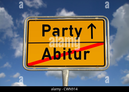 Deutsche Straße Zeichen Graduierung und Party mit blauem Himmel und weißen Wolken Stockfoto