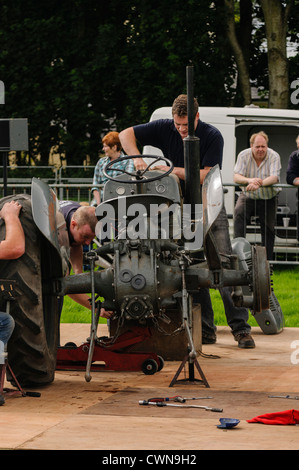 Team von Inishowen wieder Traktor von Grund auf neu aufzubauen, in weniger als 7 Minuten Stockfoto