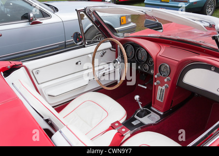 Eine Chevrolet Corvette Sting Ray Oldtimer in der Lancashire Landschaft Experience Day bei Witton Country Park im Mai 2012. Stockfoto