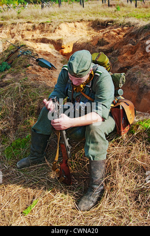 Rekonstruktion des WW2 militärischen Kampfes zwischen roter Armee und Wehrmacht - Herbst 1944 - nach der Schlacht. Stockfoto