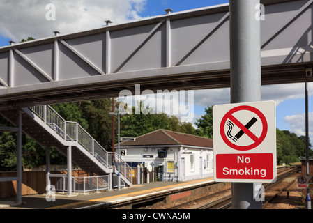 Kein Rauchen Zeichen auf Network Rail Bahnhof Bahnsteig in Kent, England, UK, Großbritannien Stockfoto