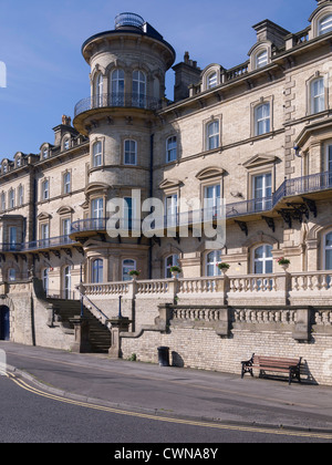 Das ehemalige Zetland Hotel das größte in Saltburn mit eigenem Zugang vom Bahnhof wurde in den 1990er Jahren zu Wohnungen umgewandelt. Stockfoto