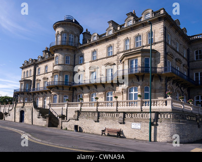 Das ehemalige Zetland Hotel das größte in Saltburn mit eigenem Zugang vom Bahnhof wurde in den 1990er Jahren zu Wohnungen umgewandelt. Stockfoto