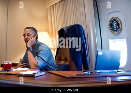 US-Präsident Barack Obama gratuliert der NASA Neugier Mars Rover-Team aus an Bord der Air Force One 13. August 2012. Stockfoto