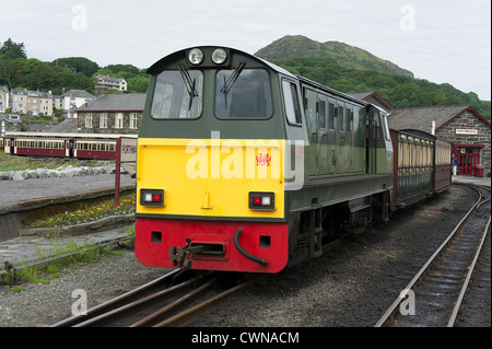 Diesel rangieren Reisezugwagen auf der Annäherung zu porthmadoc Stockfoto