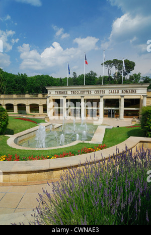 Eingang der alten römischen Höhlenwohnungen Thermen, Greoux-Les-Bains, Alpes de Haute Provence, Frankreich Stockfoto