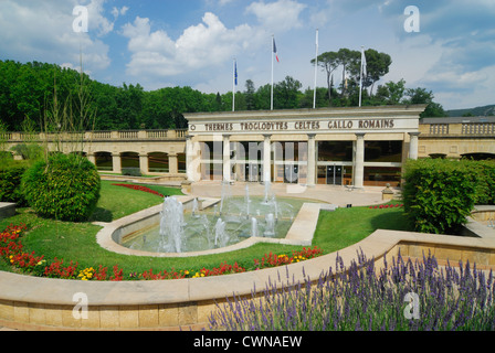 Eingang der alten römischen Höhlenwohnungen Thermen, Greoux-Les-Bains, Alpes de Haute Provence, Frankreich Stockfoto