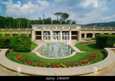 Eingang der alten römischen Höhlenwohnungen Thermen, Greoux-Les-Bains, Alpes de Haute Provence, Frankreich Stockfoto