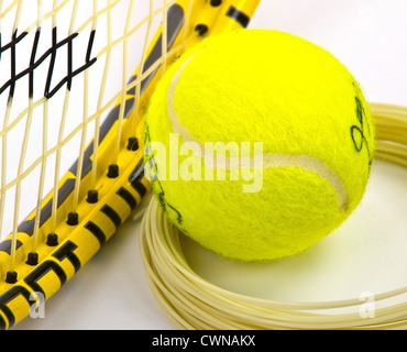 Tennis-Schläger-Ball und string Stockfoto