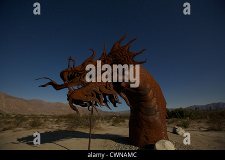 Schlange-Skulptur befindet sich in Borrego Springs CA in der Nacht unter den Sternen Stockfoto