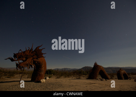 Schlange-Skulptur befindet sich in Borrego Springs CA in der Nacht unter den Sternen Stockfoto