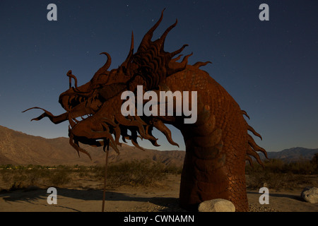 Schlange-Skulptur befindet sich in Borrego Springs CA in der Nacht unter den Sternen Stockfoto