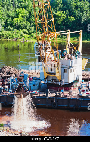 Der Bagger auf das Binnenschiff. Stockfoto