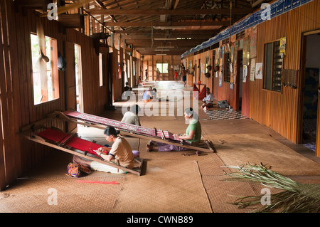 traditionelle Iban Gemeinschaftsleben am Nanga Sumpa Langhaus in Sarawak, Borneo, Malaysia Stockfoto