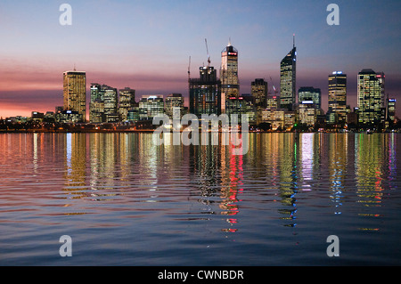 Stadt Perth spiegelt sich in den Swan River bei Sonnenuntergang