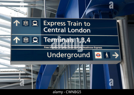 Wegweiser in London Heathrow Terminal 5 Regie Passagiere zum Ground Transportation Stockfoto