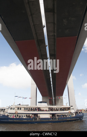 "Lady Cutler", eine ehemalige Sydney Harbour Fähre Stadtbahn Ausflug unter die Bolte Bridge in Melbourne Docklands Stockfoto