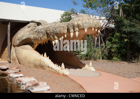 Das große Krokodil Eingangstor in die Malcolm Douglas Crocodile Park in Broome, Western Australia. Stockfoto